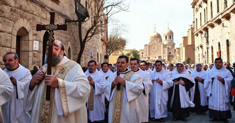 Procesja katolicka w Ankarze z tradycyjnymi szatami i krzyżem