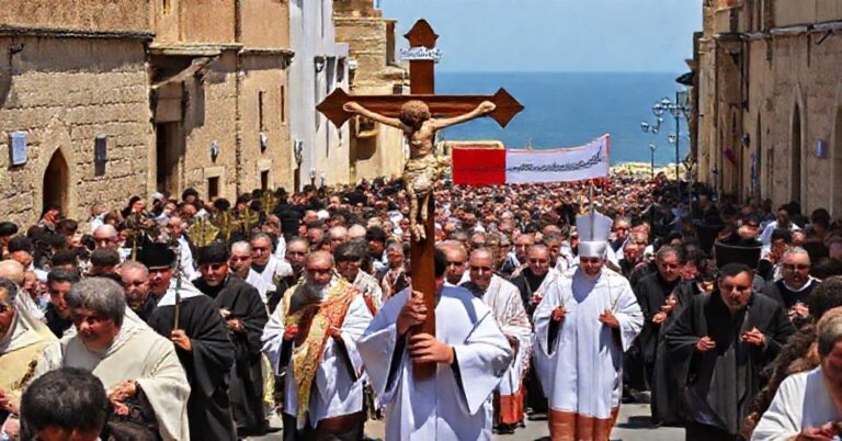 Procesja katolicka w Libanie z tradycyjnym krzyżem i bannerm sede vacante.
