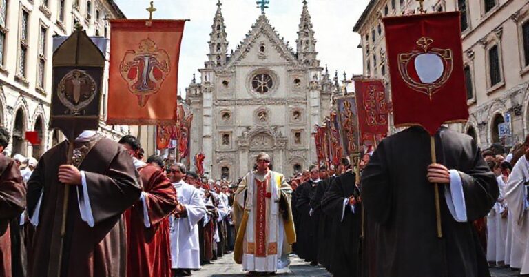 Procesja katolicka z biskupem i monstrancją przeciwko modernistycznemu zgromadzeniu w Polsce
