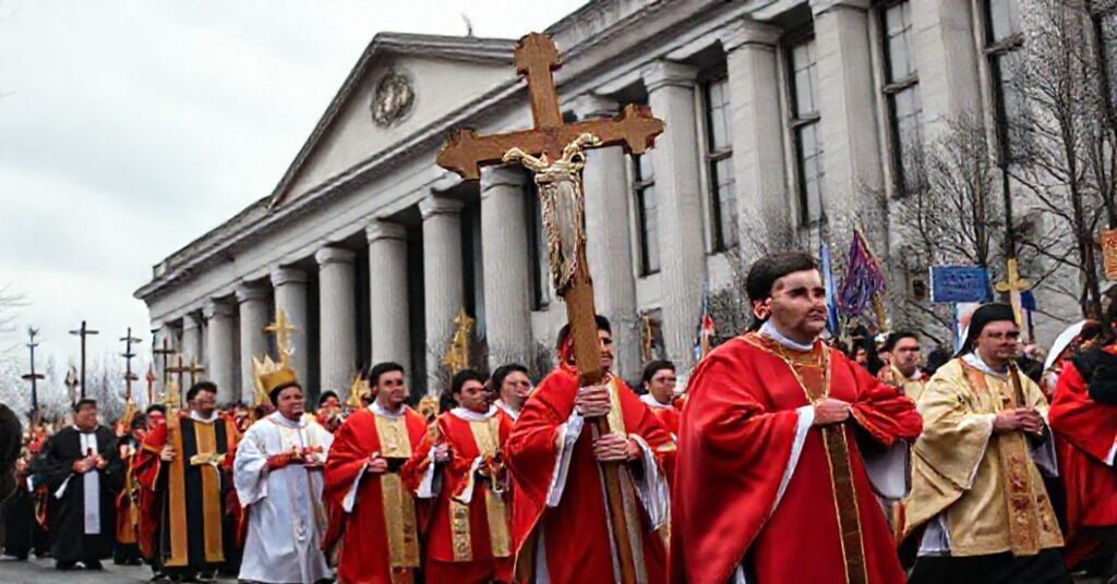 Procesja katolicka w Quebecu przed budynkiem rządowym, symbolizująca walkę o wolność religijną