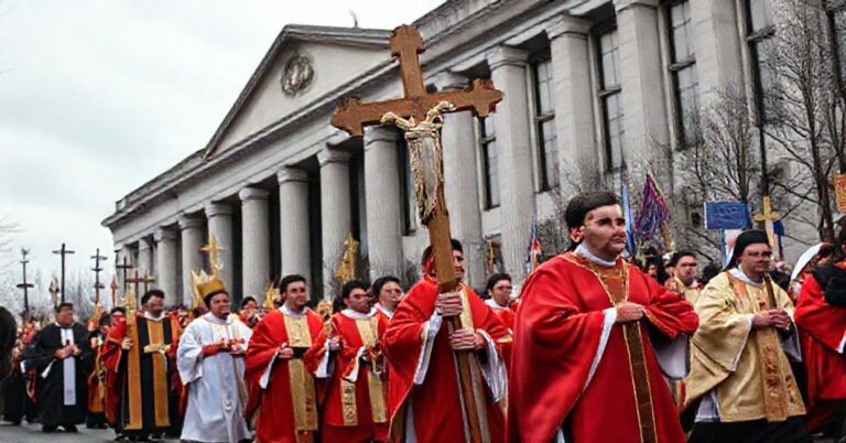 Procesja katolicka w Quebecu przed budynkiem rządowym, symbolizująca walkę o wolność religijną