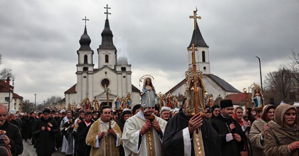 Poczucie smutku i znieczulenia podczas procesji w Skarżysku-Kamiennej z udziałem 'bpa' Marka Solarczyka i wiernych