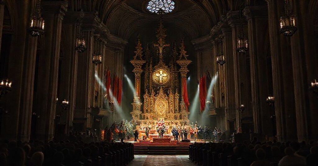 Wnętrze archikatedry św. Jana Chrzciciela w Warszawie z profanowanym ołtarzem podczas spektaklu "Ojczyzna" z udziałem Pawła Piekarczyka.