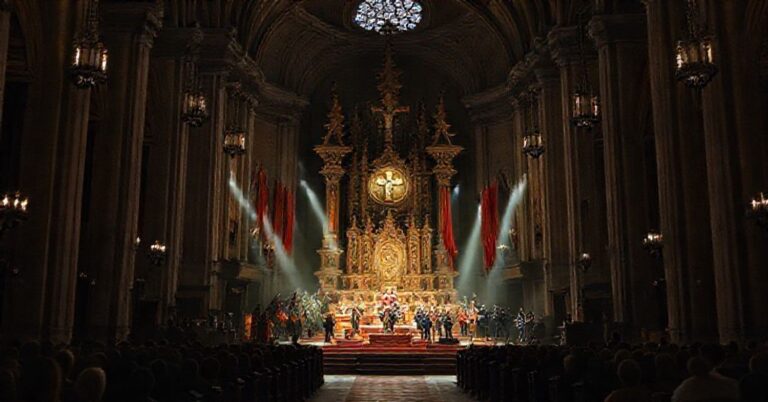 Wnętrze archikatedry św. Jana Chrzciciela w Warszawie z profanowanym ołtarzem podczas spektaklu "Ojczyzna" z udziałem Pawła Piekarczyka.