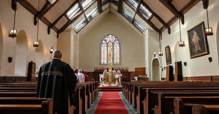 Wnętrze kościoła w Gillingham, Anglia, przedstawiające profanację byłej kaplicy metodystycznej zmodernizowanej w rzekomy kościół katolicki