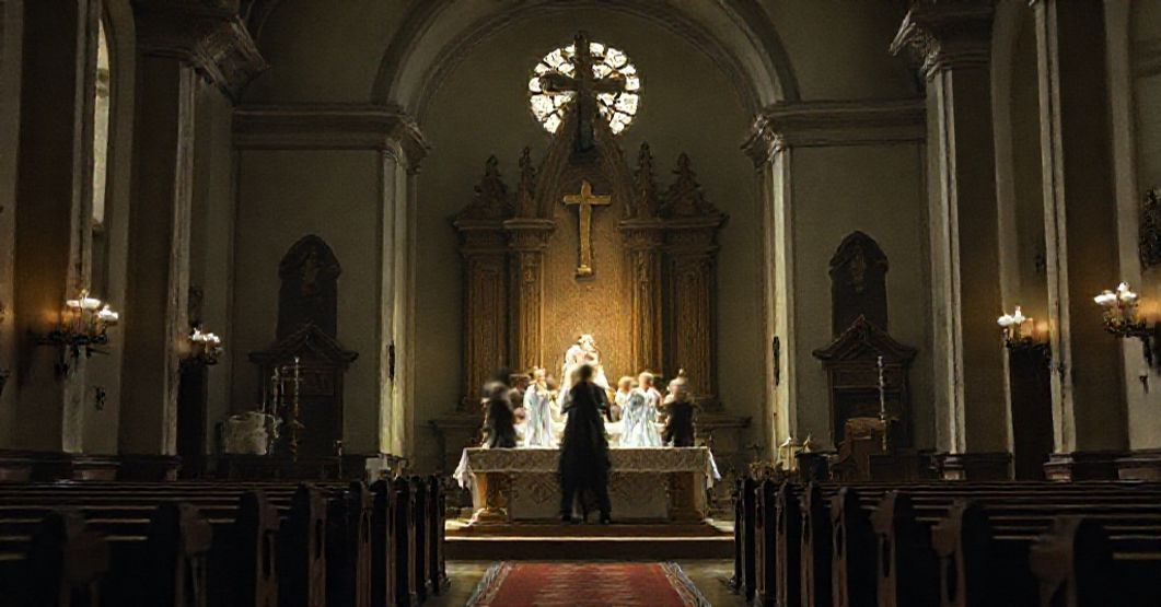 Wewnątrz tradycyjnego kościoła katolickiego z profanowanym ołtarzem podczas kontrowersyjnego spektaklu teatralnego.