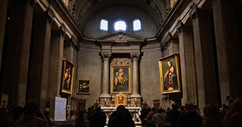 Wnętrze kościoła św. Agnieszki w Rzymie z wystawą obrazów Caravaggia i Rubensa jako atrakcji turystycznej.