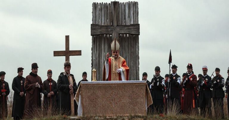 Scena mszy posoborowej w Świętym Gaju, gdzie fałszywi biskupi i świeccy włościciele profanują miejsce męczeństwa św. Wojciecha, łącząc kult świętego z heretykiem Bergogliem.