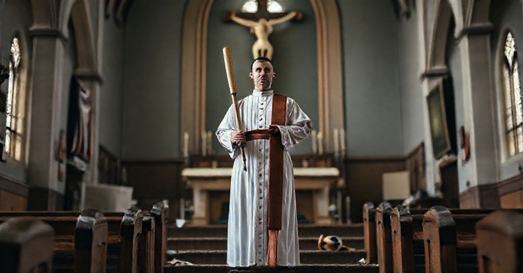 Portret modernistycznego „księdza” w stroju baseballowym na ołtarzu świeckiej kościelnej profanacji