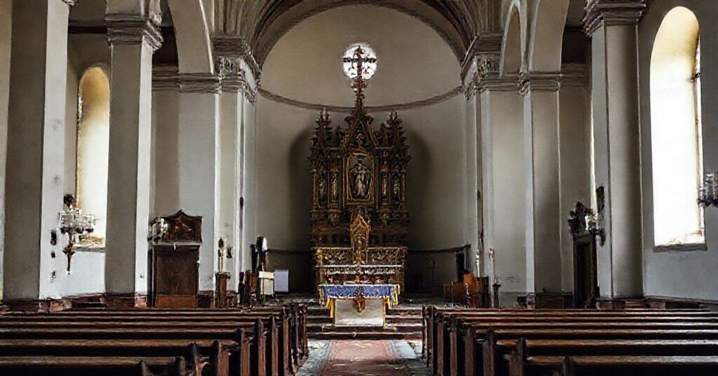 Wnętrze kościoła w Secyminie po profanacji - ołtarz i tabernakulum z widocznymi śladami świeckich elementów