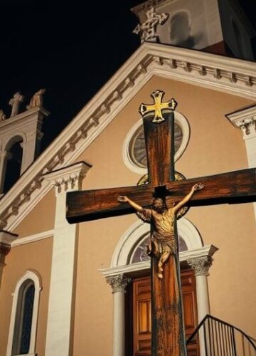 Profanacja Krzyża w Legnicy – Kontrowersje i Krytyka Kościoła Realistyczny obraz zniszczonego krzyża na katolickiej świątyni w Legnicy, symbolizujący kontrowersję i profanację w kontekście katolickim