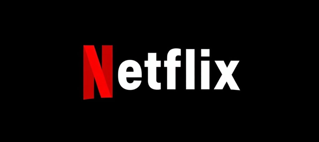 Prokurator generalny Teksasu Ken Paxton stoi przed sądem z dokumentami pozwu przeciwko Netflix. Na tle widoczny jest krzyż i księga. Wokół stoją rodzice z dziećmi.