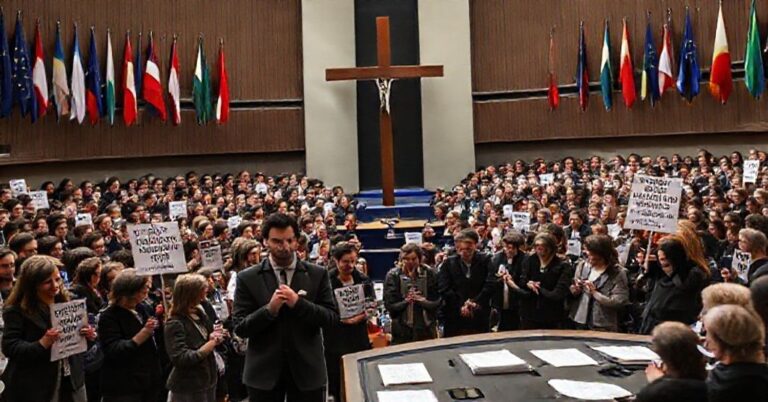 Grupa aktywistów pro-life w Parlamencie Europejskim protestuje przeciwko aborcji, z Nicolas Bauerem i Matthieu Bruynseelsem na pierwszym planie.