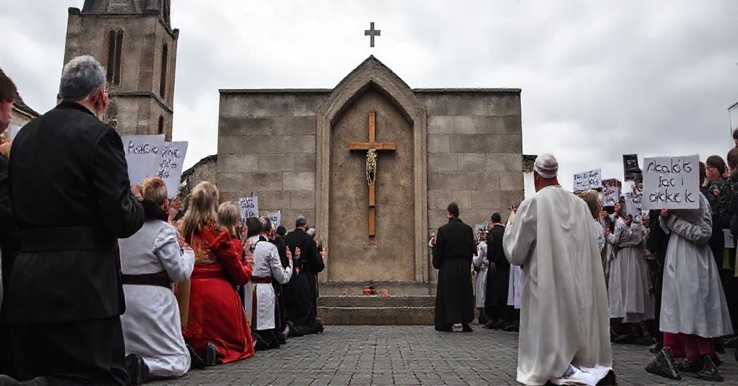Grupa wiernych modli się przed pustym miejscem na ścianie w sali obrad Radzie Miasta w Legnicy, gdzie usunięto krzyż. Na transparentach widnieją hasła 'Tu jest Polska' i 'Gdzie jest krzyż'.