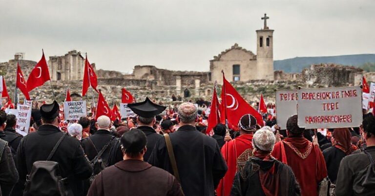 Tureccy nacjonaliścić protestują w Izniku (Nicei) przeciwko ekumenicznej ceremonii z "papieżem" Leonem XIV i patriarchą żykonstantynopolitańskim Bartłomiejem I.