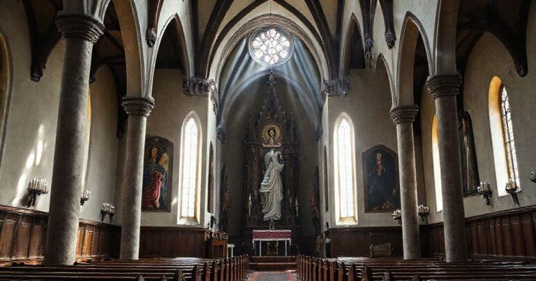 Wnętrze neogotyckiego kościoła w Charłupi Małej, ujawniające modernistyczną herezję w tradycyjnej architekturze