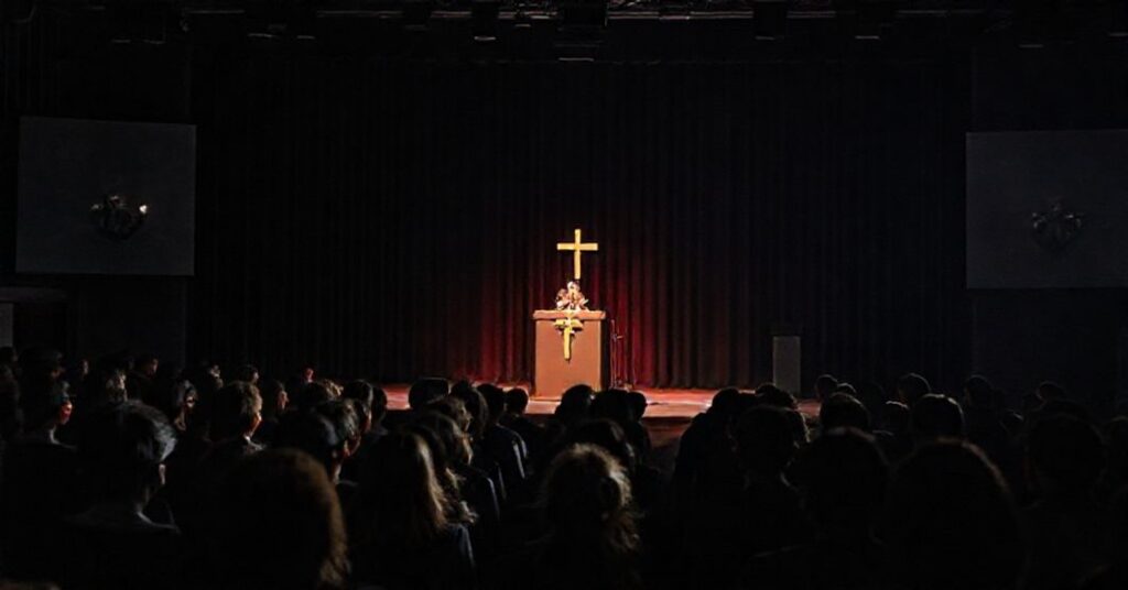 Mroczna scena z wydarzenia Bydgoskiego Areopagu, prezentująca nieobecność nadprzyrodzonej nadziei wśród młodzieży