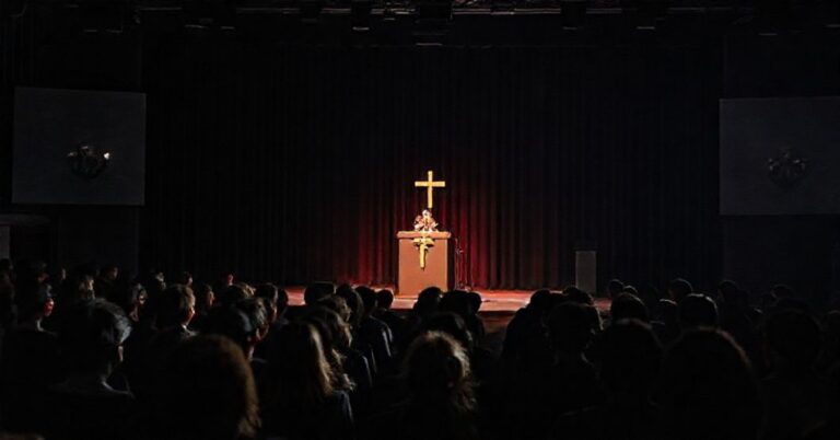 Mroczna scena z wydarzenia Bydgoskiego Areopagu, prezentująca nieobecność nadprzyrodzonej nadziei wśród młodzieży
