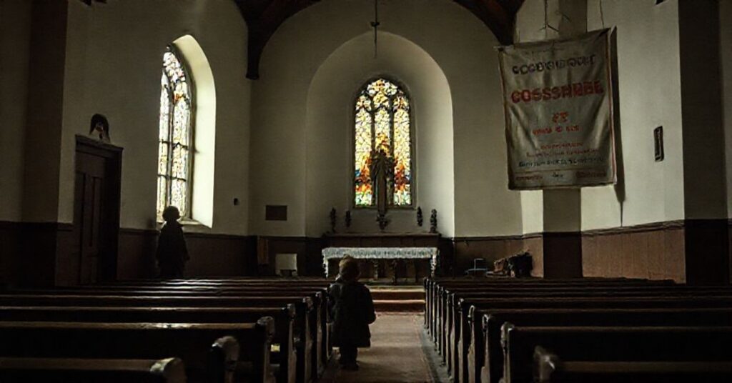 Wnętrze opuszczonej kaplicy katolickiej w Gorzowie Wielkopolskim z dzieckiem patrzącym przez witrażowe okno