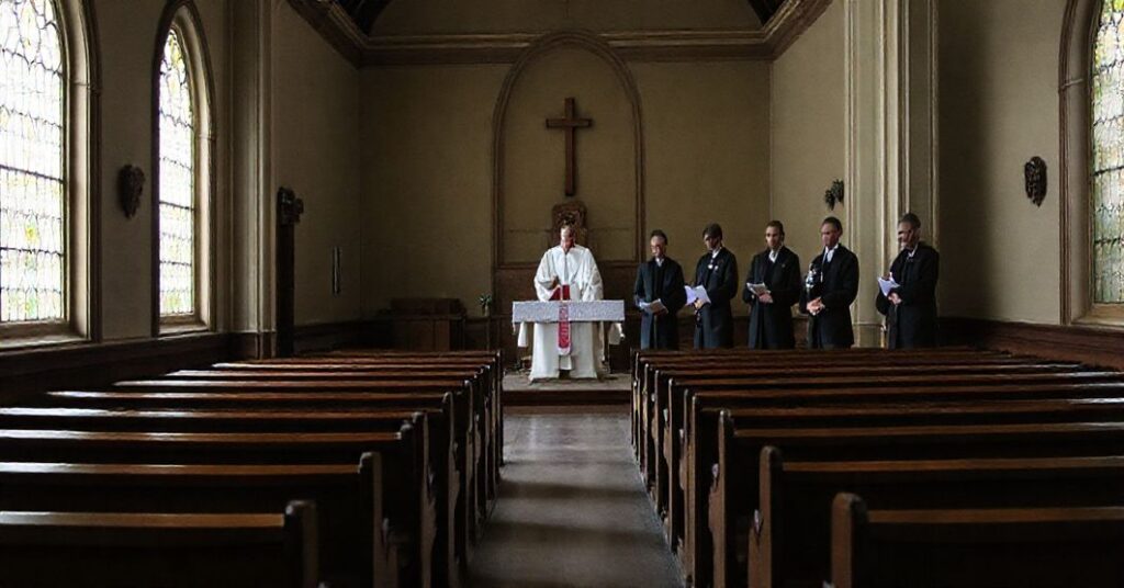 Pusty wnętrze tradycyjnego kościoła z pustymi ławkami i opustoszałym ołtarzem na pierwszym planie. W tle spotykają się współczesni klerycy w salonie konferencyjnym z mikrofonami.