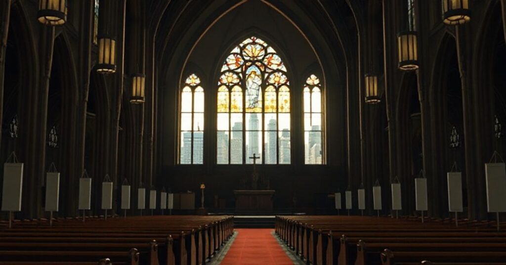 Pusty kościół katolicki z widokiem na nowoczesny dystrykt finansowy, symbolizujący gospodarkę bez Boga