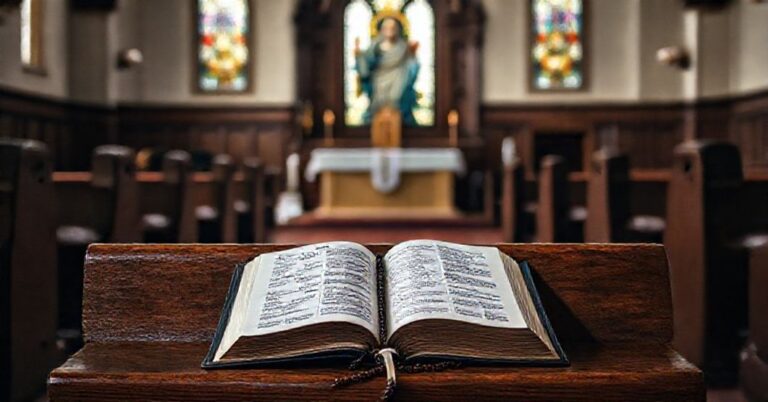 Pusty ławeczka w tradycyjnym kościele katolickim z otwartą Biblią i przestawieniem Chrystusa Króla na tle.