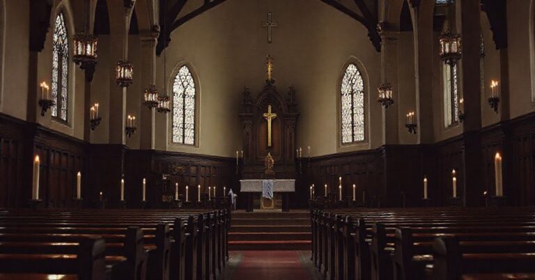 Wnętrze tradycyjnego kościoła z pustym ołtarzem i nieobecnym Najświętszym Sakramentem