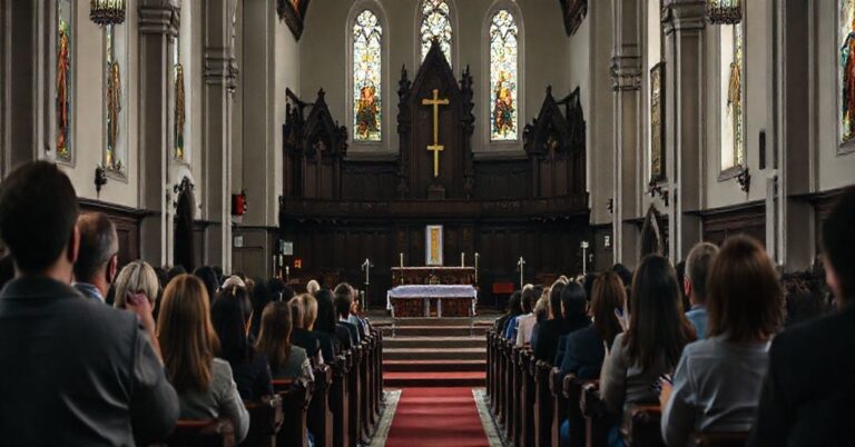 Pusty ołtarz w kościele z młodymi osobami wydającymi się bezinteresowani podczas Mszy Świętej.