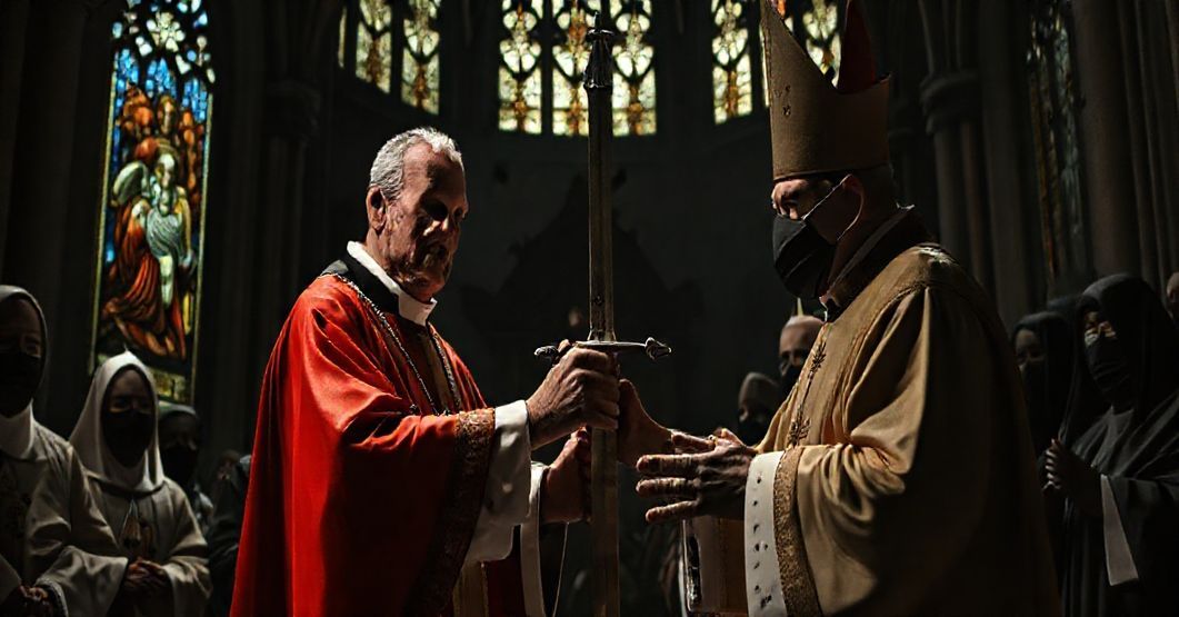 Pusty i symboliczny rytuał pseudo-zakonu w opuszczonej katedrze