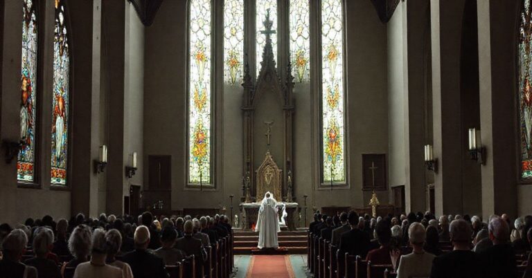 Wnętrze katolickiego kościoła z pustym tronem przy ołtarzu, symbolizującym brak prawdziwej władzy.