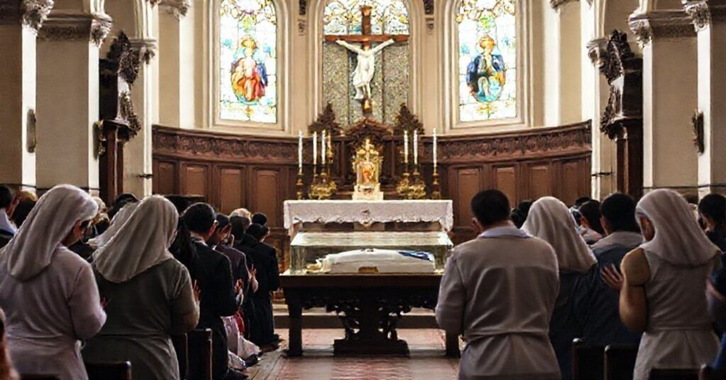 Tradycyjny katolicki wnętrze kościoła z relikwiarzem św. Teresy z Lisieux na ołtarzu, wierni modlący się w pokorze.