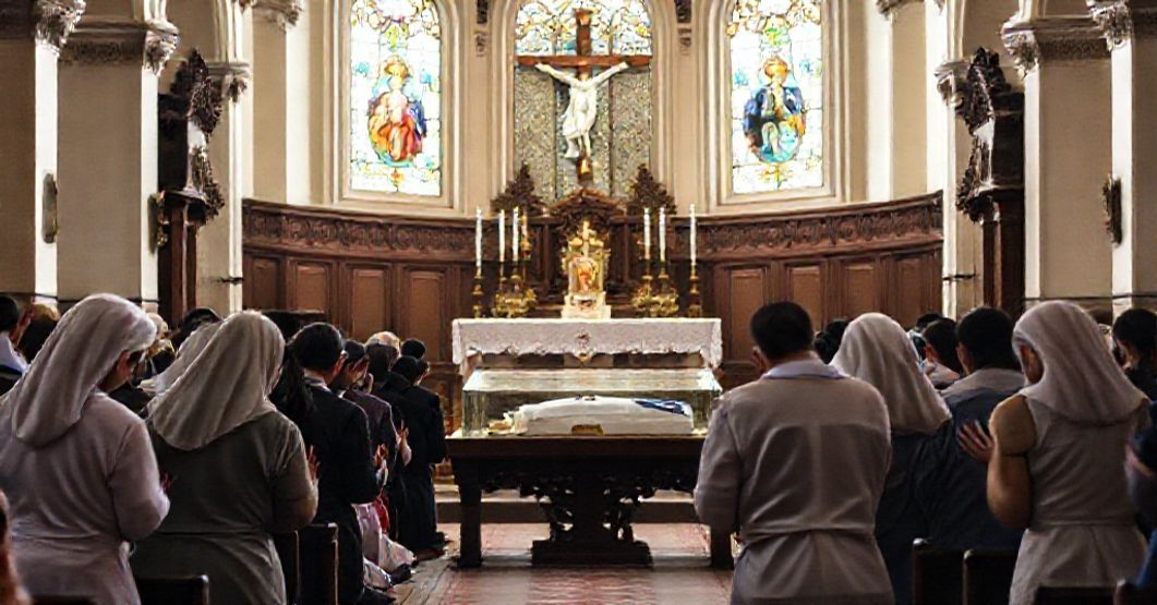 Tradycyjny katolicki wnętrze kościoła z relikwiarzem św. Teresy z Lisieux na ołtarzu, wierni modlący się w pokorze.