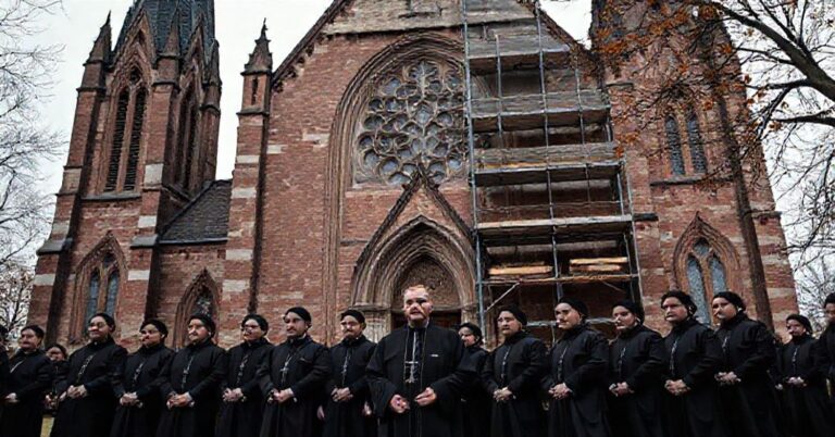 Widok zewnętrzny gotyckiego kościoła Wniebowzięcia Najświętszej Maryi Panny w Bydgoszczy podczas remontu w listopadzie. Scena przedstawia kapucynów i modernistycznych duchownych przed kościołem bez głębokiej pobożności.