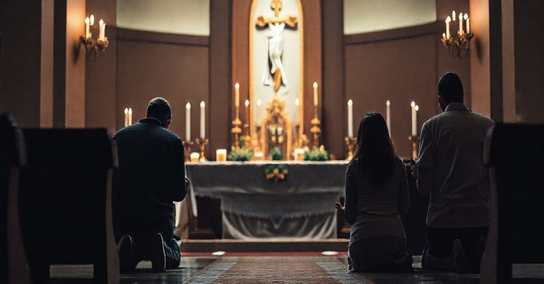Sobótna rodzina modli się przed ołtarzem, otoczona świecami i krzyżem, wyrażając głęboki żałobny i wiarę w tradycyjne katolickie nauki o czyśćcu i ostatecznym losie dusz.