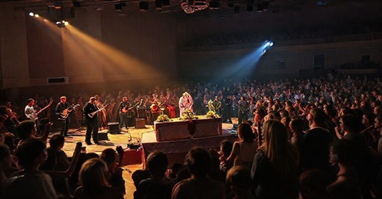 Obraz przedstawiający wydarzenie "Rozpaleni" w hali widowiskowej w Lublinie, gdzie rzekome przygotowanie do bierzmowania zostało zprofanowane przez koncerty i występ "Bożej Tancerki".