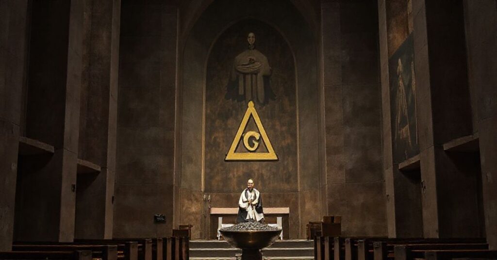 Ciemne wnętrze Sanktuarium Archidiecezjalnego "św." Maksymiliana Marii Kolbego w Gdyni, ukazujące modernistyczne deformacje architektoniczne i symbolikę masoniczną.