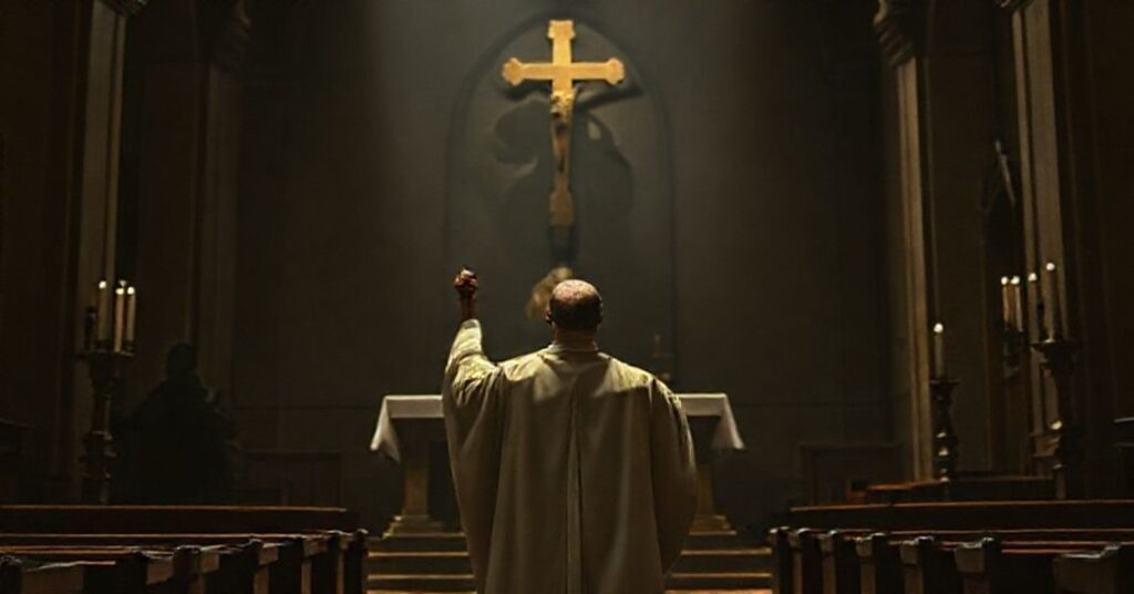 Traditionalny katolicki wnętrze z kapłanem sedevacantystą w kasule przed ołtarzem, symbolizujące walkę z apostazją.