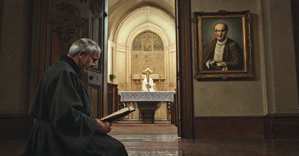 Przykład tradycyjnego księży sedewakantystów modlącego się przed zamkniętym kościołem w kontrast z nowoczesną kaplicą w tle.