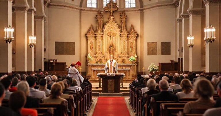 Sobór katolicki z ołtarzem tradycyjnym przedstawiający kardynała Victora Manuala Fernándeza, arcybiskupa Armanda Matteo i profesora Giuseppinę De Simone podczas prezentacji dokumentu dotyczycego małżeństwa.