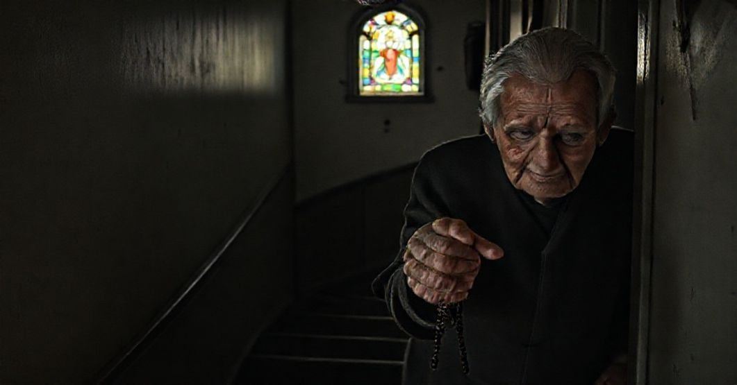Starsi katolicka para wspinająca się po ciemnych schodach z różańcem w rękach, symbolizując opuszczenie i potrzebę katolickiej miłości.