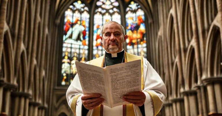 Kleryk w tradycyjnym stroju liturgicznym w katedrze z oknami witrażowymi przedstawiającymi Chrystusa Króla