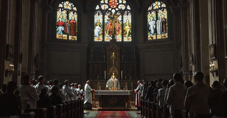 Wnętrze kościoła katolickiego przedstawiające kontrast między prawdziwymi świętymi a fałszywymi 'świadkami' promowanymi przez Bergoglio.