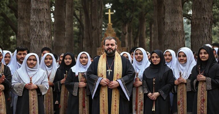 Młodzi Libańczycy w tradycyjnych szatach liturgicznych stają przed siedzibą maronickiego "patriarchatu" w Bkerke. Scena jest wypełniona powagą, gdy trzymają różańce i symbole religijne. Maronicki "Patriarcha" Béchara Boutros stoi centralnie otoczony przez młodzież takich jak Anthony i Maria.