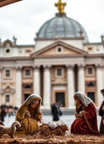Tradycyjna bożonarodzeniowa szopka z wełnianych figurek koło Kolumnady Berniniego na Placu św. Piotra w Watykanie.