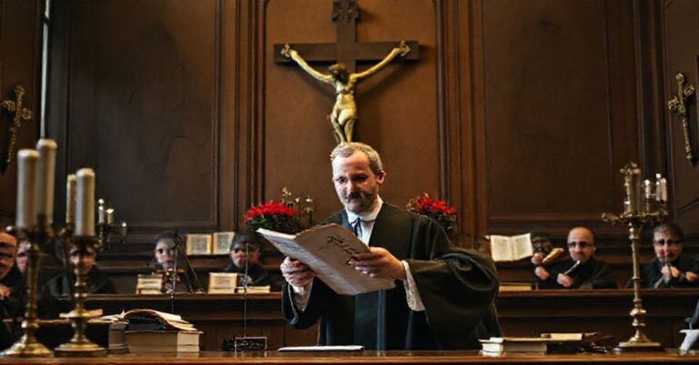 Sąd Trybunału Konstytucyjnego z Krzyżem i księgami prawnymi w tle