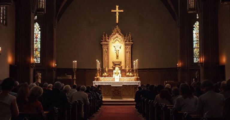 Wnętrze kościoła katolickiego z tradycyjnym ołtarzem i monstrancją w tle. Wierni modlący się w skupieniu przed Najświętszym Sakramentem.