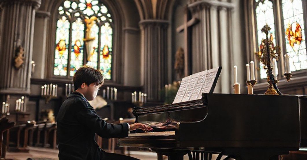 Młody pianist wykonujący Preludia Chopina w tradycyjnym kościele katolickim z głęboką emocją i techniczną perfekcją.