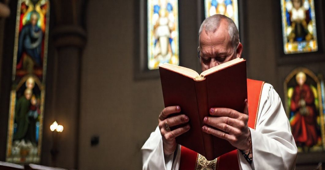Prawdziwy katolicki ksiądz w tradycyjnych ornatach stoi w ciemnym kościele z przygnębionym wyrazem twarzy, symbolizując zdradę prawdziwych nauk Kościoła przez współczesny ekumenizm.