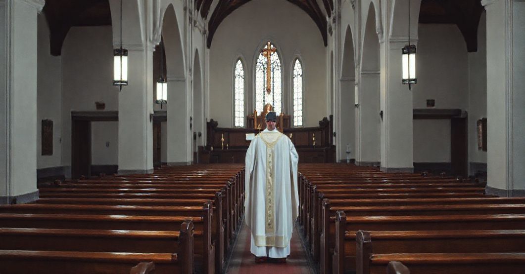 Wnętrze tradycyjnego kościoła z kapłanem w ornacie celebrującym Mszę św., podkreślającym sakralny wymiar liturgii
