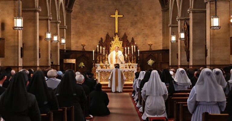 Prawdziwa katolicka wigilia w tradycyjnym kościele z tradycyjną Mszą Świętą.